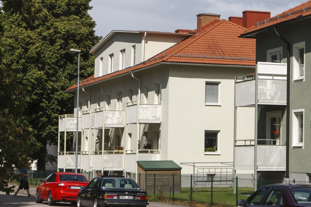 Linjevägen 23 - vitt  putsat hus i två plan med vindsvåning.