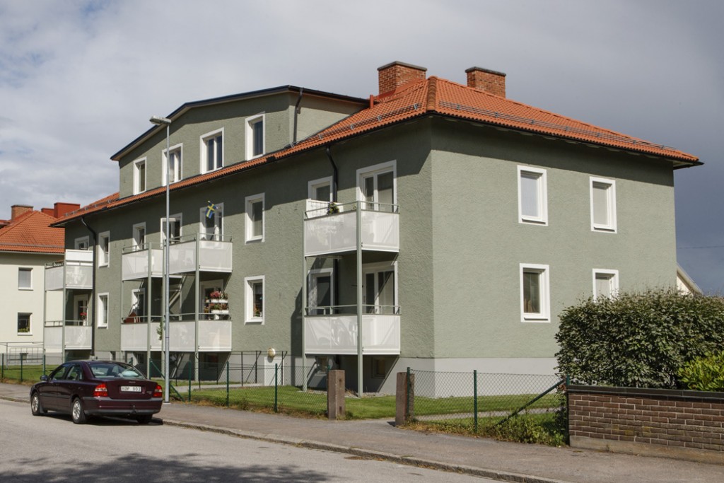 Linjevägen 23 - grönt putsat hus i två plan med vindsvåning.