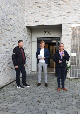 VD Karl Alexanderson, styrelseordförande Tomas Lidberg och vice ordförande Johan Calmestrand står utanför en entré.