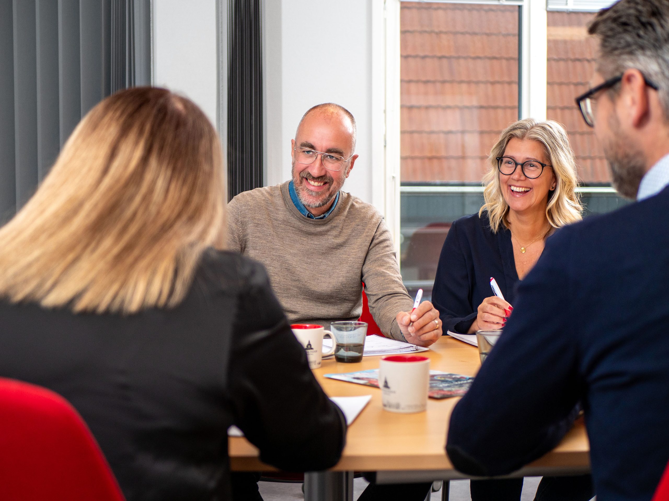 kollegor sitter och jobbar med projekt i konferensrum