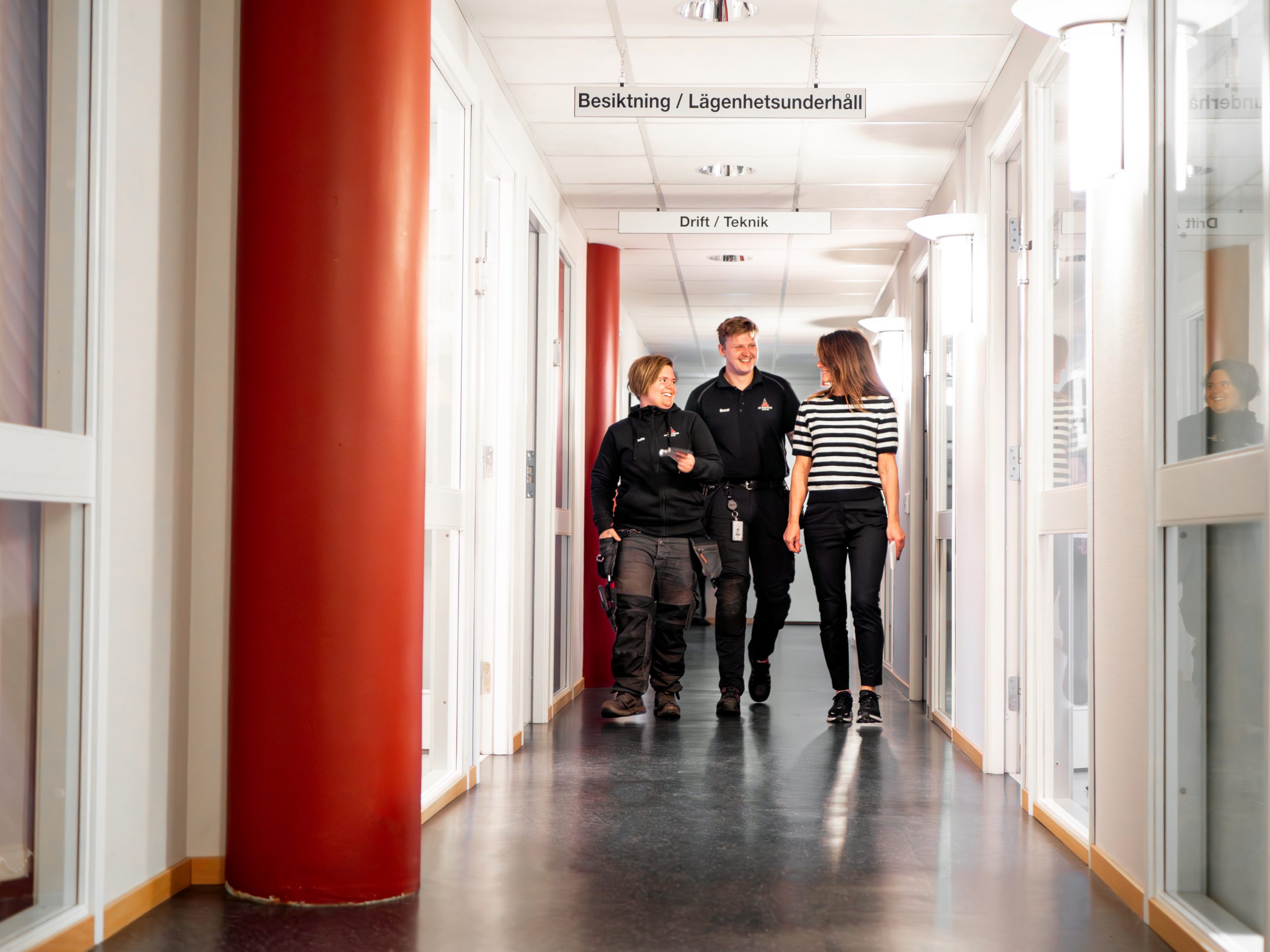 kollegor går genom korridor
