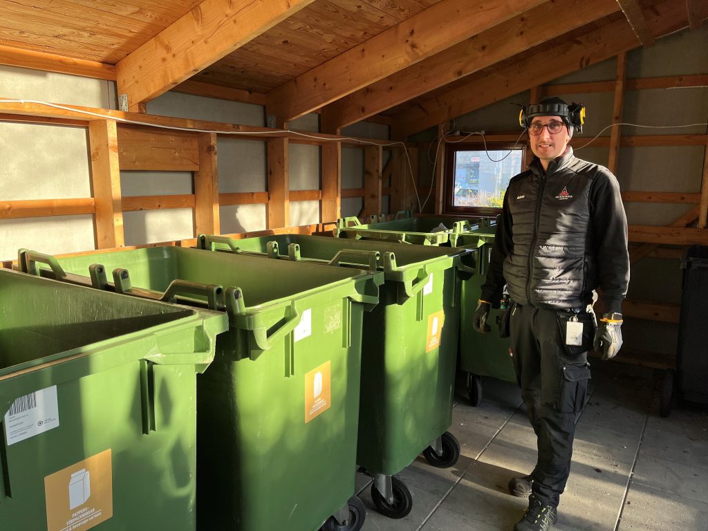 Adam vid återvinningsstation. FNI.